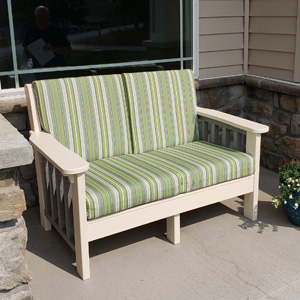 Loveseat Mission Side View Outdoor Patio家具由美国回收塑料万博体育登陆